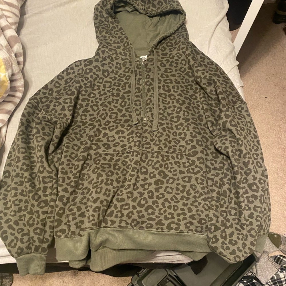 Crop hoodie, cheetah print on green